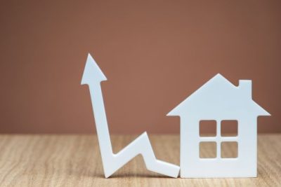 White house icon with an upward-trending arrow symbolizing home price growth and real estate market forecasts
